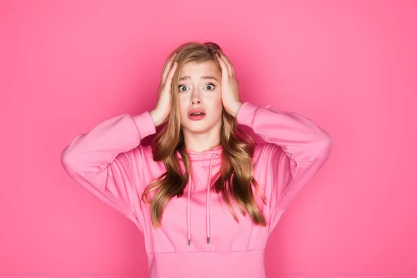 Schockiert Schöne Junge Frau Kapuzenpulli Mit Kopf Auf Rosa Hintergrund — Stockfoto