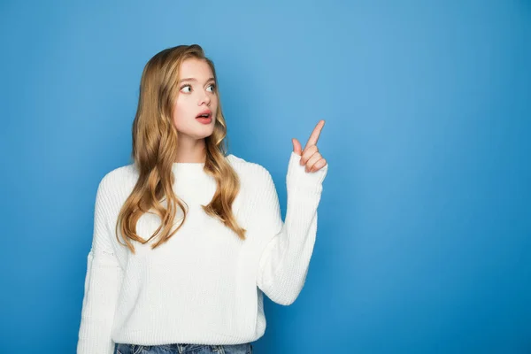 Shocked Blonde Beautiful Woman Sweater Pointing Finger Isolated Blue — Stock Photo, Image