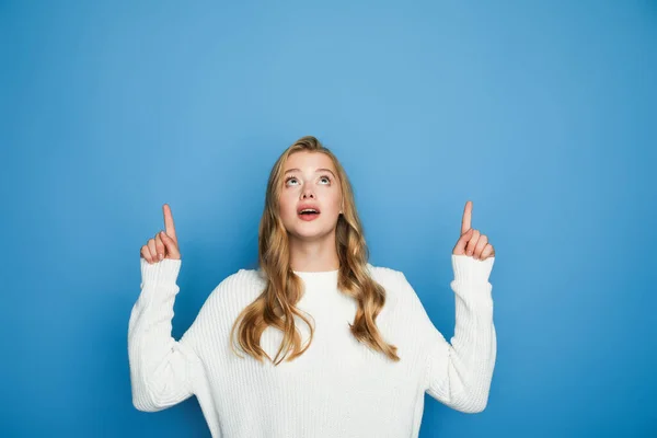 Schockierte Blonde Schöne Frau Pullover Zeigt Mit Erhobenen Fingern Vereinzelt — Stockfoto