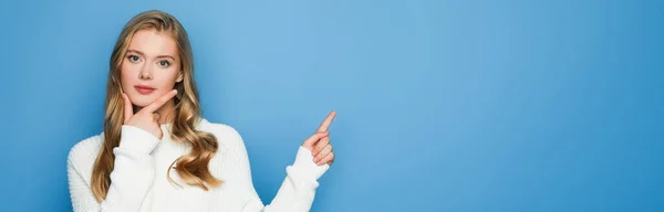 Pensive Blonde Mooie Vrouw Trui Wijzend Met Vinger Geïsoleerd Blauw — Stockfoto