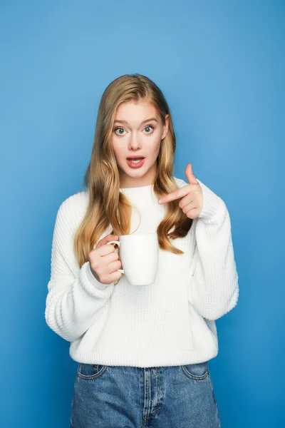 Sorprendida Rubia Hermosa Mujer Suéter Apuntando Taza Aislada Sobre Fondo — Foto de Stock