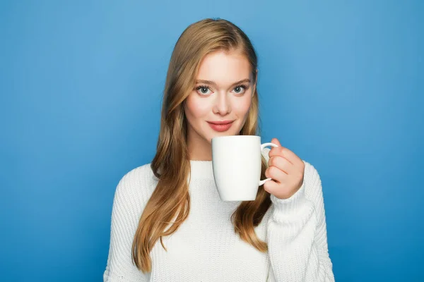 Sorrindo Loira Linda Mulher Suéter Com Caneca Isolada Fundo Azul — Fotografia de Stock