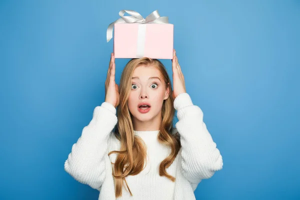 Surprised Blonde Beautiful Woman Sweater Holding Gift Box Head Isolated — Stock Photo, Image