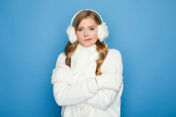 Όμορφη Γυναίκα Χειμώνα Λευκό Ντύσιμο Αίσθημα Κρύο Απομονωμένο Μπλε — Φωτογραφία Αρχείου
