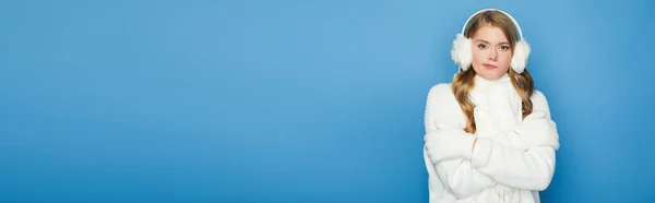 Красива Жінка Зимовому Білому Вбранні Відчуває Холод Ізольовано Синьому Банер — стокове фото