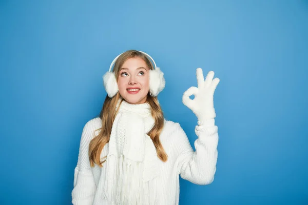 Sonriente Hermosa Mujer Invierno Blanco Traje Mostrando Aislado Azul — Foto de Stock