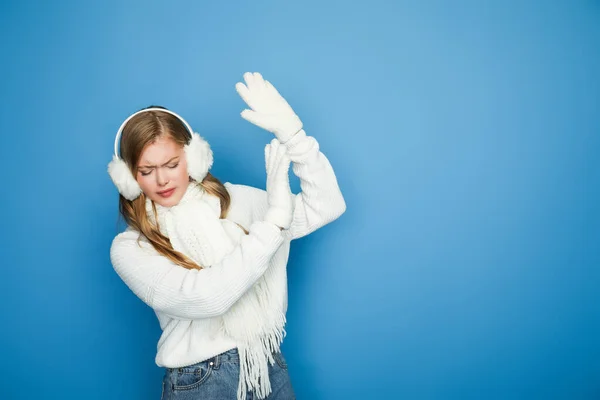 Όμορφη Γυναίκα Χειμώνα Λευκό Στολή Δείχνει Στάση Χειρονομία Απομονώνονται Μπλε — Φωτογραφία Αρχείου