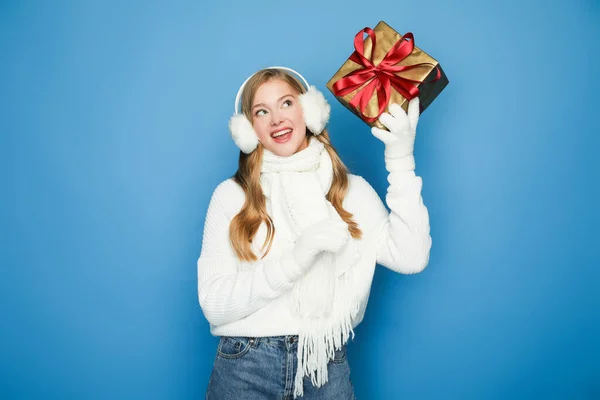 Lächelnd Schöne Frau Winterweißen Outfit Mit Geschenkbox Isoliert Auf Blau — Stockfoto