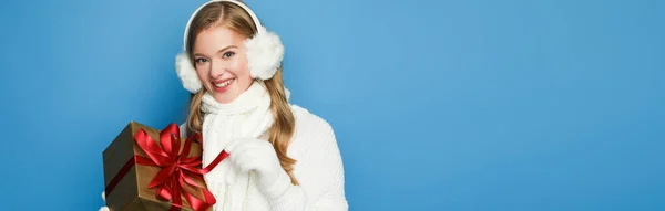 Glimlachende Mooie Vrouw Winter Witte Outfit Met Geschenkdoos Geïsoleerd Blauw — Stockfoto