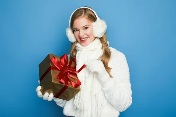 Sorrindo Bela Mulher Inverno Roupa Branca Com Caixa Presente Isolado — Fotografia de Stock