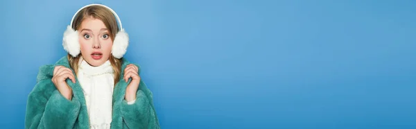 Mulher Elegante Surpreso Casaco Pele Falso Verde Abafadores Ouvido Isolados — Fotografia de Stock