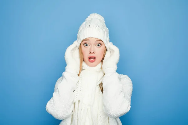 Geschokt Mooie Vrouw Winter Wit Outfit Geïsoleerd Blauw — Stockfoto