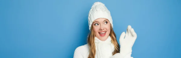 Sonriente Hermosa Mujer Invierno Traje Blanco Aislado Azul Bandera — Foto de Stock