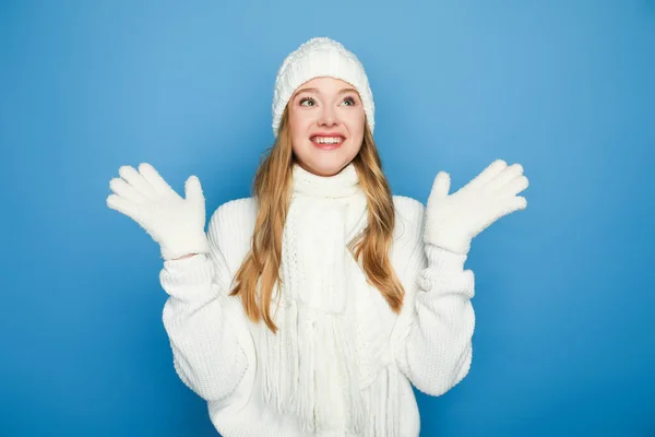 Sorrindo Bela Mulher Inverno Roupa Branca Isolado Azul — Fotografia de Stock