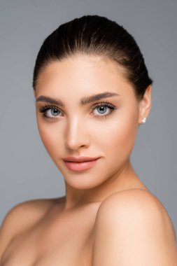 Gri renkte yalnız poz veren güzel kadın