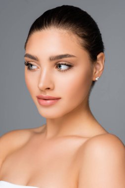 Gri renkte yalnız poz veren güzel kadın