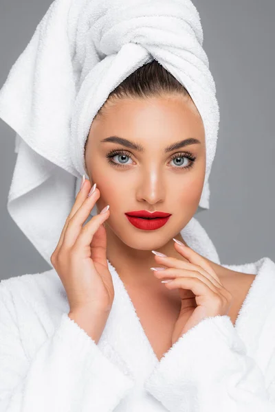 Kobieta Ręcznikiem Głowie Czerwone Usta Izolowane Szarości — Zdjęcie stockowe