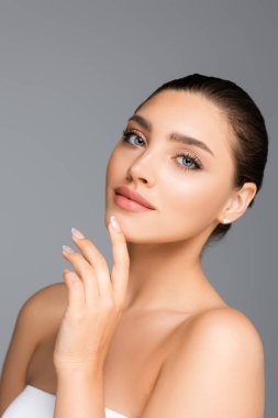 Gri renkte yalnız poz veren güzel kadın