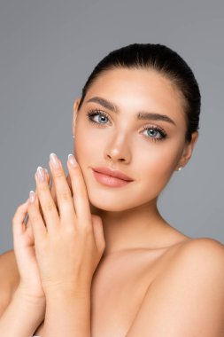 Gri renkte yalnız poz veren güzel kadın