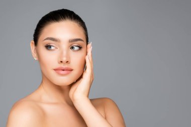 Gri renkte yalnız poz veren güzel kadın