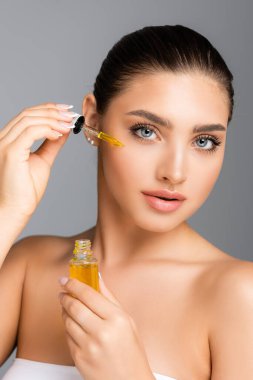 Yüzüne serum süren kadın griye izole edilmiş.