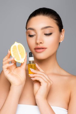 Serumu ve limonu olan kadın griden yarı soyutlanmış.