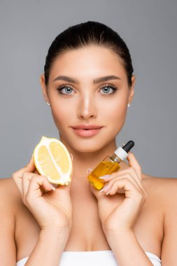 Serumu ve limonu olan kadın griden yarı soyutlanmış.