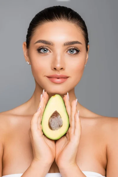 Frau Mit Nackten Schultern Und Avocado Halb Isoliert Auf Grau — Stockfoto