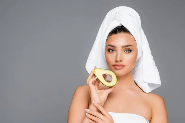 Mujer Con Toalla Cabeza Aguacate Aislado Gris — Foto de Stock