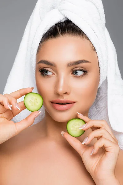 Mulher Com Toalha Cabeça Pepino Isolado Cinza — Fotografia de Stock