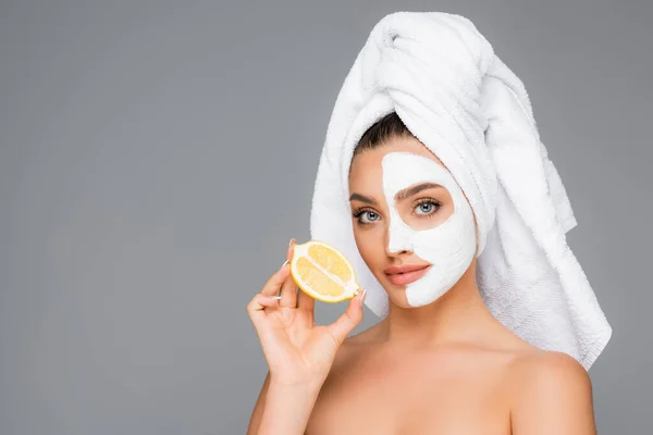 Mulher Com Toalha Cabeça Máscara Barro Rosto Segurando Limão Isolado — Fotografia de Stock