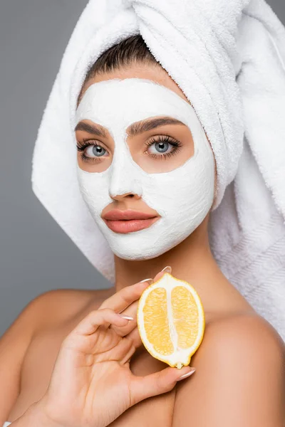 Mulher Com Toalha Cabeça Máscara Barro Rosto Segurando Limão Isolado — Fotografia de Stock
