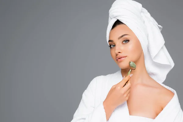 Kobieta Ręcznikiem Głowie Pomocą Jade Roller Twarzy Odizolowany Szarości — Zdjęcie stockowe