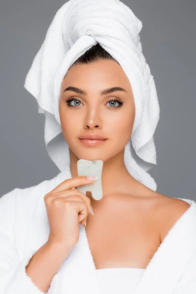 Donna Con Asciugamano Sulla Testa Utilizzando Gua Sha Sul Viso — Foto Stock