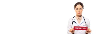 Beyaz üzerinde koronavirüs harfleri olan doktor kartı web sitesi başlığı