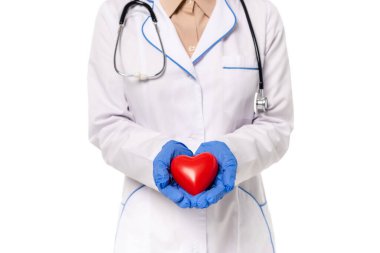 Kırmızıyı tutan doktorun görüntüsü beyaza izole edilmiş.