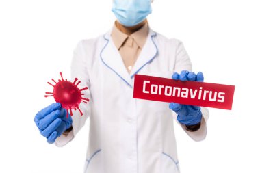 Koronavirüs harfleri ve beyaz üzerinde izole bakteri olan doktor kartının kırpılmış görüntüsü.