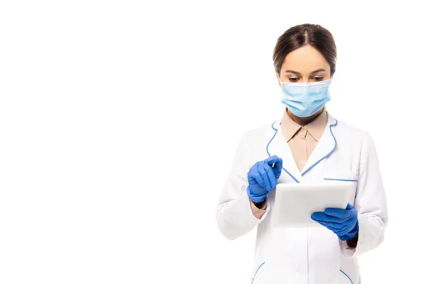戴医用口罩和乳胶手套的医生 使用白色隔离的数码平板 — 图库照片