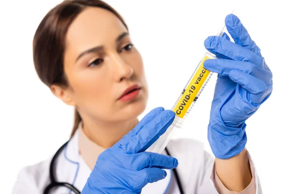 胶乳手套注射器中的医生选择焦点 用Covid 19疫苗在白色分离出 — 图库照片