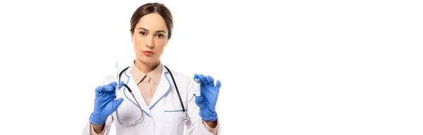 全景医生照片 戴乳胶手套 携带从白色分离的疫苗和注射器 — 图库照片