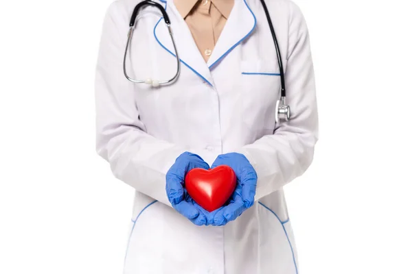 白に隔離された赤い心臓を持つ医師の作物ビュー — ストック写真