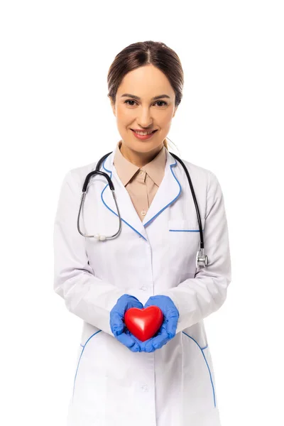Χαμογελώντας Γιατρός Γάντια Λατέξ Κρατώντας Κόκκινη Καρδιά Απομονώνονται Λευκό — Φωτογραφία Αρχείου