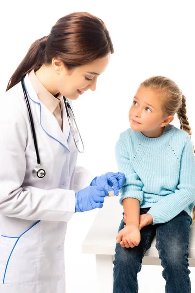 Pediatra Sorridente Segurando Patch Perto Menina Isolada Branco — Fotografia de Stock