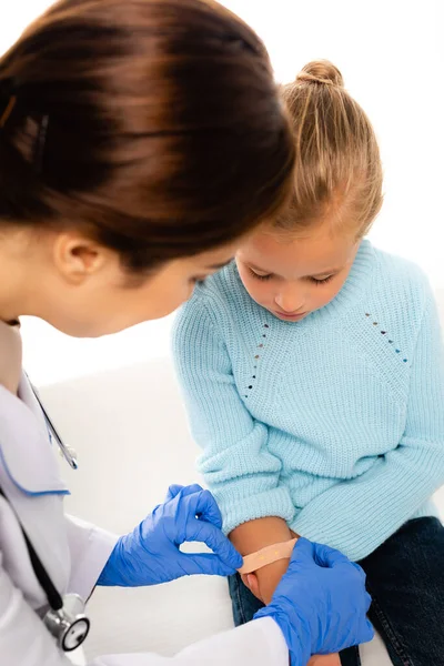 Selektiver Fokus Des Arztes Latexhandschuhen Die Pflaster Auf Der Hand — Stockfoto