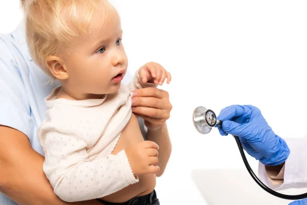 Pediatra Sosteniendo Estetoscopio Cerca Niño Padre Aislado Blanco — Foto de Stock