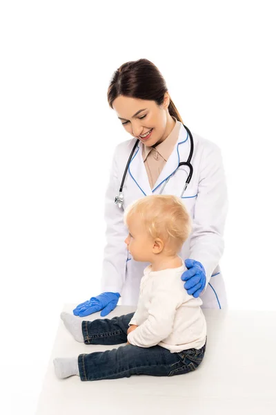 라텍스 장갑을 긍정적 소아과 의사가 아이를 — 스톡 사진