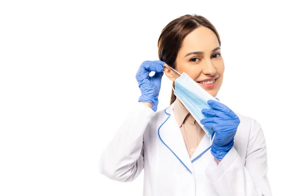 Medico Sorridente Guanti Lattice Indossando Maschera Medica Isolata Bianco — Foto Stock