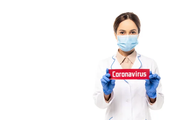 Läkare Medicinsk Mask Innehav Kort Med Coronavirus Bokstäver Isolerad Vitt — Stockfoto