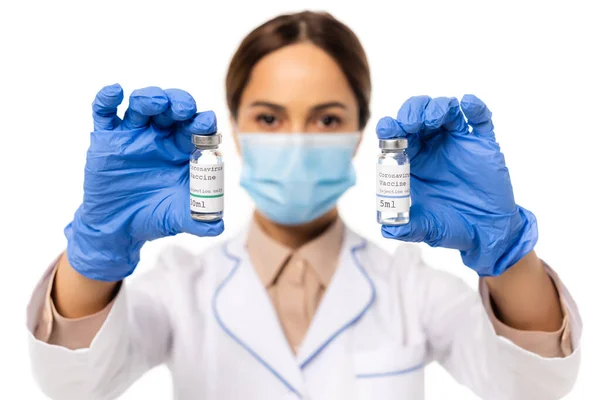 乳胶手套中的医生选择病灶 手持在白糖上分离出的带有考拉韦病毒疫苗字母的罐子 — 图库照片