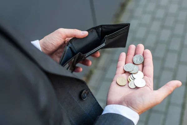 Vista Recortada Del Pobre Hombre Negocios Con Monedas Palma Sosteniendo — Foto de Stock